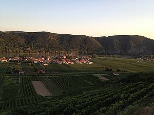 Tch pár vesniek je koncipovaných prakticky stejn. Bydlí se blízko Dunaje a velmi úsporn na prostor, aby ho co nejvíce zstalo pro vinice. Na tch v rovin se pstují zejména vína v kategorii Steinfelder a Federspiel.