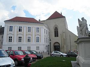 Druhým místem, které symbolicky ohraniuje oblast Wachau na jejím východním konci, je píjemné msteko Krems.