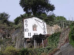 Slune�n&iacute; hodiny. Tak se jmenuje i tato vinice - Wehlener Sonnenuhr. Mimochodem, Wehlen je p�ilehl&aacute; vinice. Jednotliv&eacute; trat� se zde naz&yacute;vaj&iacute; podle lok&aacute;ln&iacute;ch n&aacute;zv�. Tyto hodiny ve slunn&yacute;ch dnech hl&aacute;s&iacute;, �e slunce zdej&scaron;&iacute; hrozny krm&iacute; od sam&eacute;ho r&aacute;na do ve�era. Jedn&aacute; se o polohu s opravdu skv�l&yacute;mi sv�teln&yacute;mi podm&iacute;nkami.