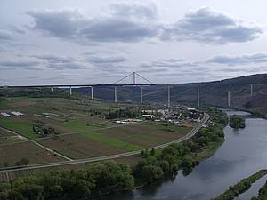 Most p�es &uacute;doj&iacute; Mosely by m�l v budoucnu z&aacute;sadn� zjednodu&scaron;it dopravu v regionu. V ka�d&eacute;m p�&iacute;pad� tato stavba z&aacute;sadn� ovlivn&iacute; vzhled krajiny. Asi i proto m&aacute; celou �adu p�&iacute;znivc� i odp�rc�.