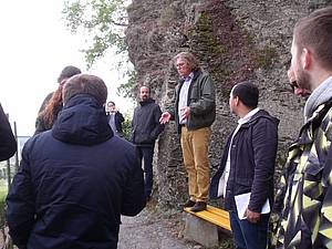 Vypr&aacute;v�n&iacute; Ernsta Loosena o tom, �e jsme ve vinici, kde se nach&aacute;z&iacute; vinn&eacute; hlavy, kter&eacute; jako jedny z m&aacute;la v Evrop� p�e�ili �&aacute;d�n&iacute; fylox&eacute;ry a jsou tedy je&scaron;t� p�vodn&iacute;mi z doby p�ed p�&iacute;chodem t&eacute;to zk&aacute;zy z americk&eacute;ho kontinentu.