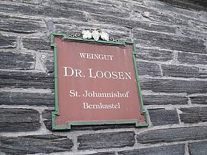 Dorazili jsme do sídla vinaøství Weingut Dr. Loosen. Zde nás èeká kus nároèné práce. Je tøeba ochutnat aktuální roèník.