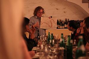 Postupn� prob&iacute;r&aacute;me vzorky z jednotliv&yacute;ch vini�n&iacute;ch trat&iacute;. Ersnt Loosen vysv�tluje, �e ka�d&aacute; m&aacute; sv&eacute; specifikum, jak&yacute;m je trochu odli&scaron;n&eacute; podlo�&iacute;, poloha, p�&iacute;stup slunce a podobn�. V&scaron;echny d&aacute;vaj&iacute; perfektn&iacute; v&iacute;na, kter&aacute; v&scaron;ak - by� kousek od sebe - rozhodn� nejsou stejn&aacute;.