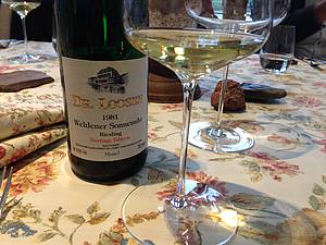 A te� u� sp&iacute;&scaron;e oddych. �ek&aacute; n&aacute;s ve�e�e, b�hem kter&eacute; ochutn&aacute;me r�zn&aacute; v&iacute;na, nejen zdej&scaron;&iacute; ryzlinky, a p�ijde �as i na n�jakou z&aacute;bavu, pov&iacute;d&aacute;n&iacute; a v&yacute;m�na post�eh� s dal&scaron;&iacute;mi milovn&iacute;ky v&iacute;na z cel&eacute;ho sv�ta, kte�&iacute; s n&aacute;mi zasedli ke stolu. A za�&iacute;n&aacute;me p�kn&yacute;m vzorkem...