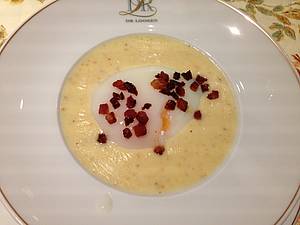 Hutn&aacute; s&yacute;rov&aacute; pol&eacute;vka fondata s vejcem p�ipraven&yacute;m v l&aacute;zni sous-vide s ope�en&yacute;m &scaron;pekem. P�&iacute;tomnost lan&yacute;�e toto j&iacute;dlo skv�le vyladila a m� p�ivodila starosti. J&aacute; toti� nem��u m&iacute;t alergii na nic norm&aacute;ln&iacute;, m� ot&eacute;k&aacute; jazyk po lan&yacute;�i. Ale stejn� si v�dycky d&aacute;m �&iacute;ct.