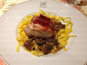 Skv�le a &scaron;�avnat� p�ipreven&eacute; kr�t&iacute; prso ve slanin� se smr�i. Tento pokrm Ernst Loosen vkl&iacute;nil mezi zaj&iacute;mav&yacute; pinot noir ze sv&yacute;ch americk&yacute;ch vinic a Chambolle Mousigny 1966.