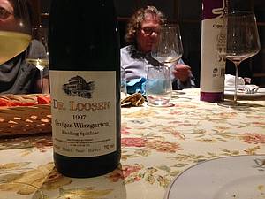 Ale zakon�ili jsme to n��&iacute;m m&iacute;stn&iacute;m. Tu pov�stnou sladkou te�ku zajistil dvacet let star&yacute; sladk&yacute; ryzlink ze zdej&scaron;&iacute;ch vinic Ernsta Loosena.