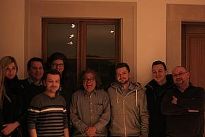 No jo, p�ijeli um�lci z Prahy... Fantastick&eacute; je, �e i kdy� to byl dlouh&yacute; den a ve�er o spoust� l&aacute;hv&iacute;, kultivovan&eacute; pit&iacute;, dobr&aacute; spole�nost a skv�l&aacute; gastronomie dok&aacute;�e, �e ten proklet&yacute; alkohol nemus&iacute; d�lat z lid&iacute; zv&iacute;�ata.