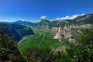 Oblast, ze které pochází hrozny pro grappy z Villa de Varda, je ohraniena Dolomity a jezerem Garda.