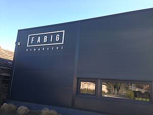 Za podpory jeho prarodièù vznikla nová moderní budova vinaøství Fabig.