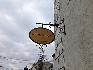 Nenápadný ”vývsní štít” vinaství Nepraš & Co napovídá, e jsme na míst.