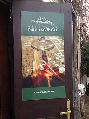 Vlastn celé vinaství Nepraš & Co, vetn vstupu, je velmi nenápadné. Zkrátka na to, abyste dlali dobré víno, nepotebujete megalomanskou stavbu na kopci, která je vidt na deset kilometr.