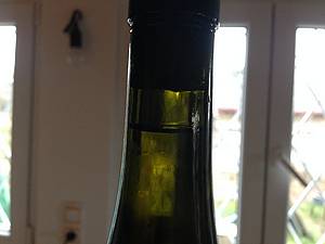 Dleité je mnoství naplnného vína. Je jiné u patentek a jiné u láhví uzavených korkem. Potebujeme, aby tam zstalo co nejmén vzduchu, ale také, aby tam toho nebylo tolik, co by pekáelo korku v pobytu.
