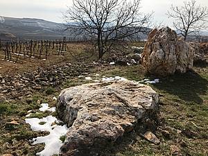 Typické horniny, poslední stopy letošní zimy a sluníko signalizující píchod nového roníku...