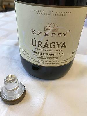 Stejn jako všechna suchá vína, je i Furmint z trati Úrágya s pevným alkoholem, štíhlým svjším elegantním tlem a oechovými tóny, uzaven sklenným uzávrem.