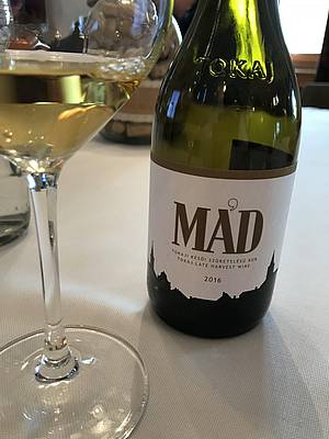 Suchý Furmint oznaený pragmaticky obchodn lokálním názvem ”Mád” je z nakupovaných hrozn. A je to víno spíše technologického charakteru, je perfektn isté, sví a typicky odrdové.