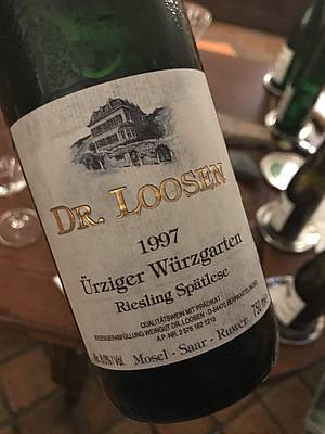 Naopak podloím trati Ürziger Würzgarten je ervená vulkanická hornina. Mli jsme monost ochutnat mladé suché víno, které se vyznaovalo tou nejelegantnjší monou aromatikou, kterou si Riesling me pjit od Gewürztramineru. A tento pes dvacet let starý sladký loosenv Riesling - krom toho, e je stále v plné kondici - si díky své istot zachoval ve vni to, co staré Rieslingy z tohoto podloí umí, tedy aromatické tóny erného rybízu.