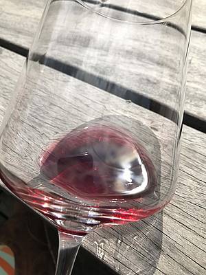 Na závìr jsme mìli možnost ochutnat ze ”single barrelu” Pinot Noir z roèníku 2015. Aè je to víno relativnì mladé a zdaleka ne nejlevnìjší, už po tak krátké dobì není na trhu.