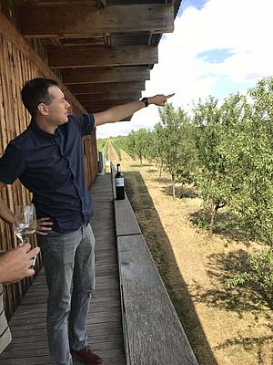 Naší prohlídky se ujal sommelier a obchodník vinaství, a také velký vinaský profesionál, David Pavlíek.