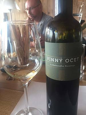 Cibébový Riesling je velká zábava sám o sob. Z toho skvlého velmi sladkého vína s perfektní kyselinou a strukturou pochází vinný ocet. Je vyrobený v rakouské oblasti Kamptal v manufaktue, která je svými skvlými octy proslulá a produkuje opravdové skvosty, ostatn tento ocet z Rieslingu je jedním z nich.