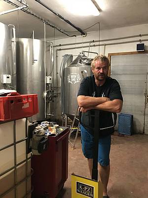 Nakonec m definitivn pesvdilo, e tento zajímavý lovk - Honza Abt, tedy vlastn Táta - dlá svj cider nedaleko od nás. Do stedoeské Líšnice to máme pár kilomertr, máme Tátv sad v naší restauraci a je - mimochodem - naprosto logické, e spolupracujeme.