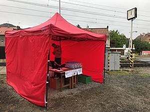 Akce Otevené sklepy probíhá hned v nkolika vinaských obcích, její koordinace je tedy ponkud sloitjší ne na jedné návsi i v jedné ulice sklep. Startovacích míst je tedy hned nkolik, kadé nabízí nejen potebné vybavení, jakým jsou skleniky, voda a etony pro konzumaci, ale poskytuje velmi ochotn všechny potebné informace ohledn organizace a dopravy.