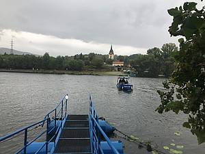 Takhle opravdu nevypadá léto... Patrn nejdleitjší dopravní spojnicí je pívoz mezi Malými a Velkými ernoseky. A jeho obsluha si za celodenní práci v dešti a vtru zaslouí velký obdiv.