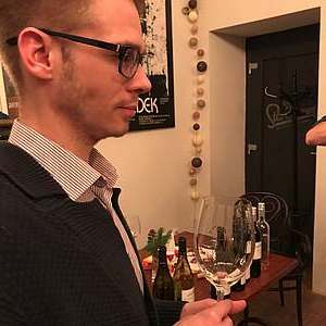 Marek Vrána ze spolenosti DeliShop v dobrém smyslu slova ujídí ji od legendárního roníku 2014 na Pinot Gris z vinaství Nepraš & Co. Aktuální roník, kterého je njakých 2500 litr, psobí velmi pevným elegantním dojmem, za kterým stojí pobyt menší ásti tohoto vína ve dvou malých dubových sudech ped tím, ne byla vrácena zpt.