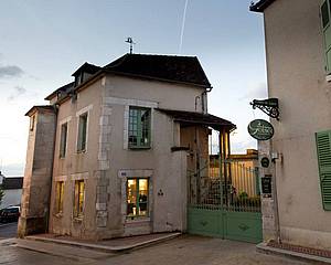 A svou historii, sahající a do 14. století, má i usedlost rodiny Goisot ve vesnici Saint-Bris jin od nedaleko vzdálených mst Auxerrois a Chablis.