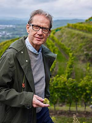 Willi Bründlmayer je hlavou rodinného vinaství. Tedy rodinného s jistou rezervou, nehospodaí zde pouze rodina, vinaství zamstnává tým profesionál a s produkcí cca 40 tisíc karton ron se neadí mezi ta úpln nejmenší.