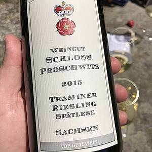 Pochází odsud i toto skvlé víno v pozdním sbru skládající se z Tramínu a Rieslingu. Nejedná se však o cuvée, ale o smíšenou výsadbu, nebo-li ”Gemischtersatz”. Je to víno plné a silné, velmi vhodné do gastronomie, kde jej lze vhodn párovat teba i s tunjšími jídly a plnými omákami.