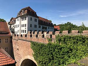 A když už navštívíme Sasko a vinaøství Schloss Proschwitz, bylo by škoda ba pøímo høích nezavítat do mìsta vzdáleného jen nìkolik kilometrù, kterým je Míšeò.