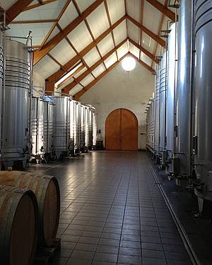 V roce 2001 již veleúspìšné vinaøství Pascal Jolivet buduje zcela nový sklep. Ten pochopitelnì plnì respektuje logiku gravitaèního vinaøství od pøíchodu hroznù, až po stáèení vína.