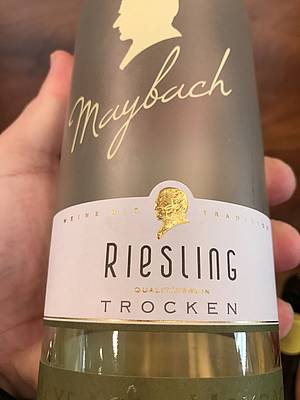 Maybach Riesling trocken Pfalz 2019 - již v nose pomìrnì intenzivní víno, které nabízí výraznìjší kyselinu, která se v chuti potvrzuje. Je to dobøe technicky udìlané víno, u kterého se vìtšina degustujících shodla, že sice nenabízí žádnou velkou hloubku, ale je velmi svìže a nekomplikovanì picí, což nemusí být málo. Zvláštì, když budeme mít na pamìti, že jej nabízí Kaufland za pøíjemných 119,- Kè.