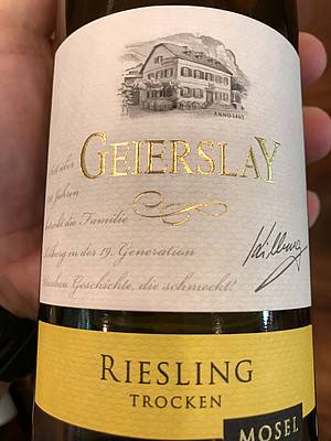 Geierslay Riesling trocken Mosel 2018 - víno má velmi diskrétní jemný nos, v chuti je typicky odrdové. Je to Riesling s fajnovou mineralitou, je sví, komplexní, evokuje nádech medu a lipového kvtu. Na vtšinu z nás psobil velmi seriozn a vyrovnan, u degustujících mu pidala i informace o jeho cen. Toto víno dováí spolenost Locaste Wines za 238,- K.