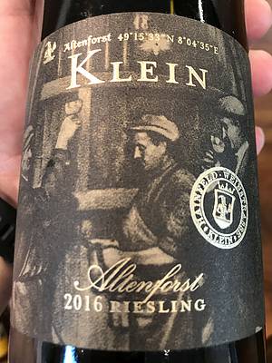 Gerhard Klein Riesling Altenforst 2016 Pfalz - víno na první dojem psobí velmi vlídn a diskrétn, je na nm znát, e je dost slušn udlané. Problém, který mám trochu já, e tento Riesling z mého vnímání odchází pomrn rychle. ekal bych delší projev. Nicmén nemohu mu upít, e je zajímavý a poctiv udlaný. Ve svém portfoliu ho mám winebar.cz za 550,- K.
