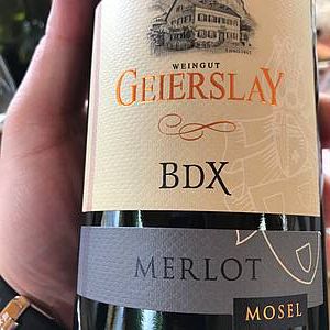 V sortimentu vinaøství Geierslay nalezneme však i vína z ménì obvyklých modrých odrùd jako je Merlot. Aè by tuto odrùdu zde èekal málokdo, jedná se o velmi pìknou interpretaci š�avnatého èerveného vína støední mohutnosti.