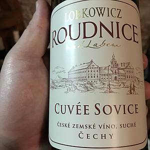 Ale Sovice se nejmenuje pouze vinaská poloha, ale i jedno z bílých Lobkowiczkých vín. Je to krásné suché cuvée postavené na Ruland šedé, Rýáku a Sylvánském zeleném.
