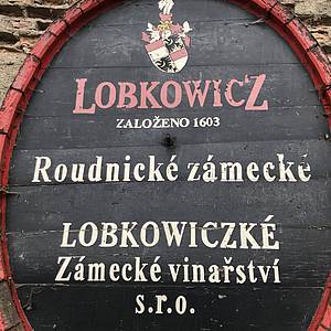 Hlavním centrem a sídlem Lobkowiczkého zámeckého vinaøství je však samotný Roudnický zámek.
