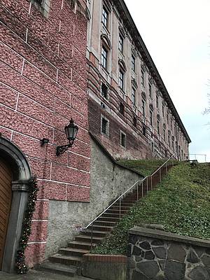 V Roudnickém zámku sídlí Lobkowiczké zámecké vinaství, které patí do ”panství” Williama Rudolfa Lobkowicze.
