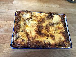Ne se zane krájet, je dobré nechat lasagne chvíli stát. Rozhodn jen tak nevychladnou, není se teba toho bát.
