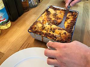 Hotové lasagne mou vypadat všelijak, ale rozhodn nikdy nevynikají oslnivým platingem.