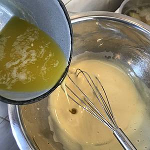 Do pevnìjších vajec postupnì pøiléváme rozpuštìné máslo. Je to podobné, jako když se vyrábí majonéza.