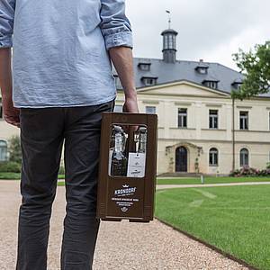 Stylová je i logistika vody Krondorf. By byly devné bedniky nahrazeny moderními materiály, stále mají pepravky po šesti kusech, osobn doruené k zákazníkovi, punc velmi individuálního pístupu.