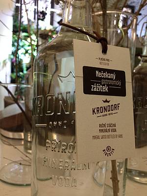 Nedílnou souástí kadé láhve vody Krondorf je kartika, která je pipevnna na jejím hrdle. Obsahuje její pomyslný rodokmen, ze kterého lze vyíst - krom sloení vody - napíklad i datum jejího plnní. A protoe se Krondorf láhvuje vdy na základ konkrétní objednávky, bývá toto datum, stejn jako samotná voda, velmi erstvé.