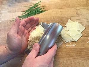 Když se vaření blíží ke konci, je čas na parmezán.